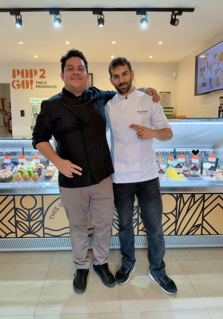 Iván Vázquez y Marco Andrade durante la formación de heladería en Pop2go, Portoviejo (Ecuador)