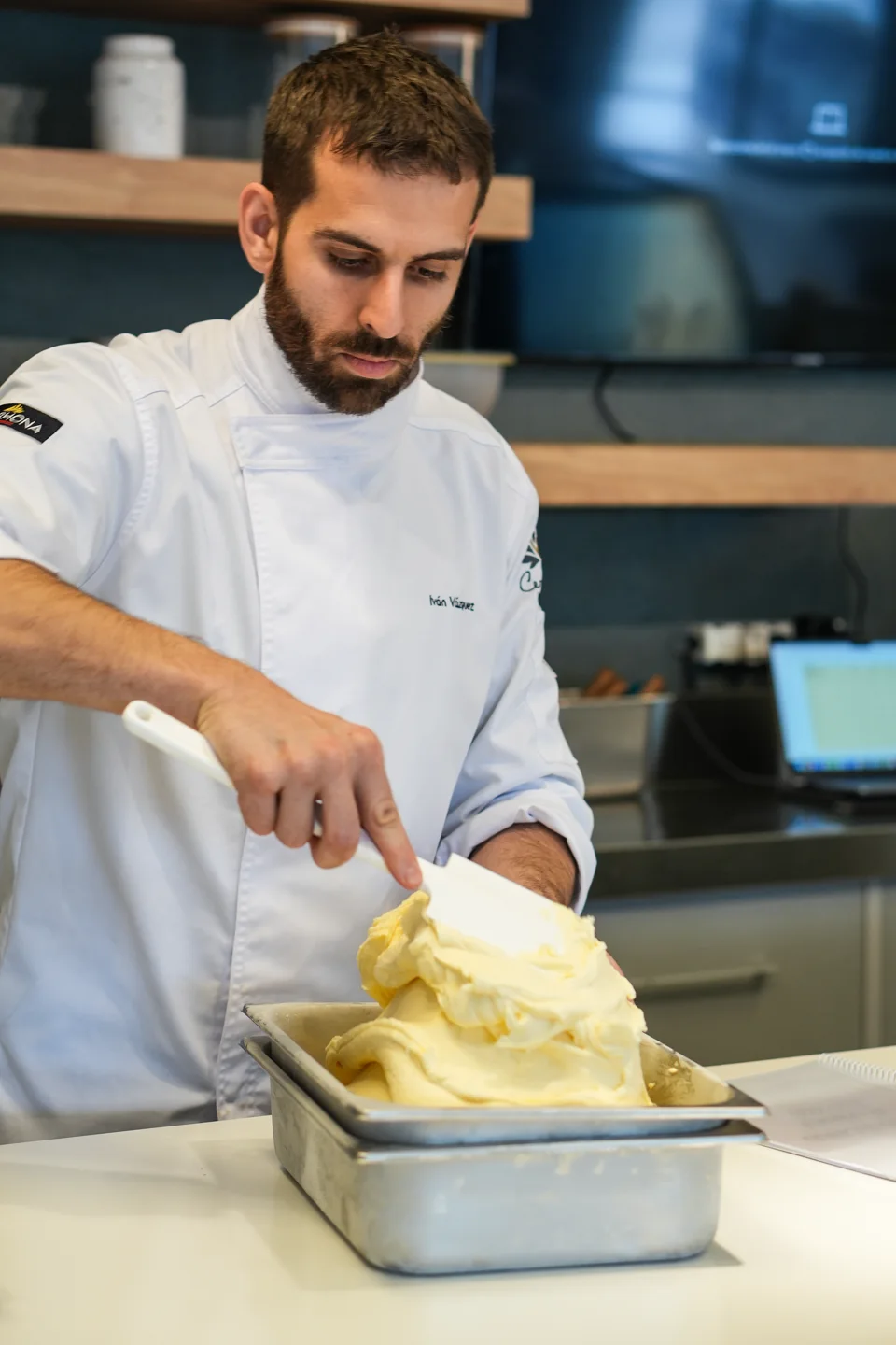 Iván Vázquez trabajando el helado con una espátula durante una formación profesional